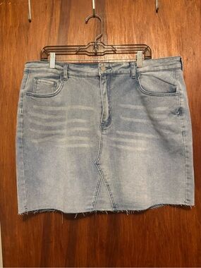 Women’s Plus Size Distressed Denim Skirt 3XL
